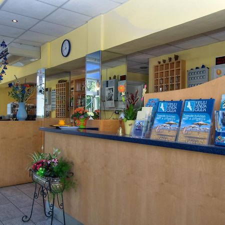 Hotel Minerva Lignano Sabbiadoro Bagian luar foto