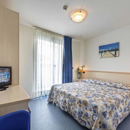 Hotel Minerva Lignano Sabbiadoro Bagian luar foto