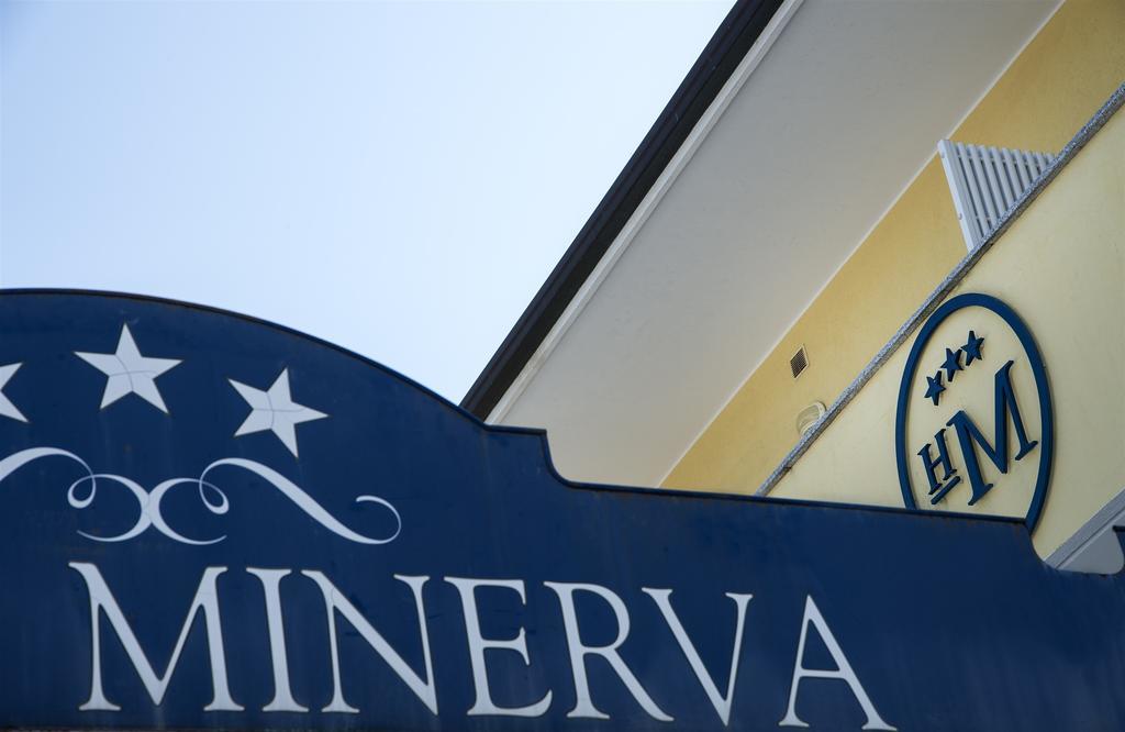 Hotel Minerva Lignano Sabbiadoro Bagian luar foto