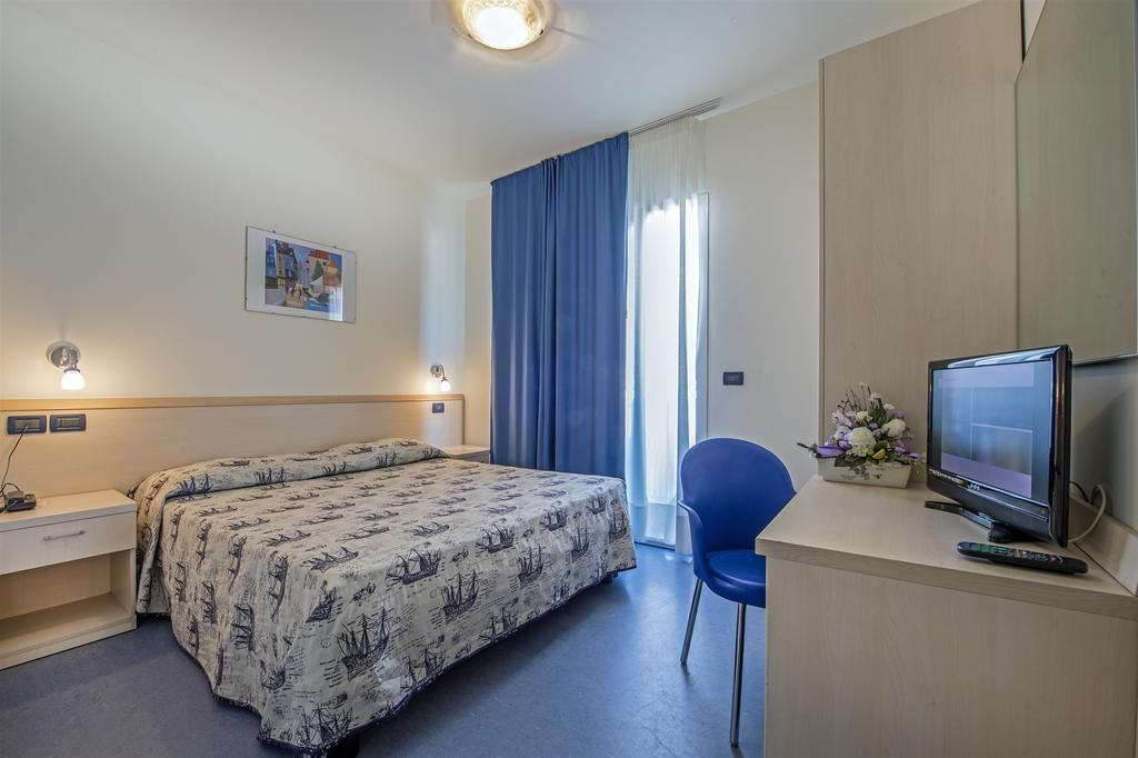 Hotel Minerva Lignano Sabbiadoro Bagian luar foto