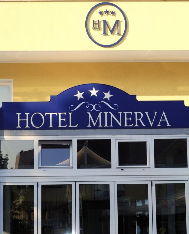 Hotel Minerva Lignano Sabbiadoro Bagian luar foto