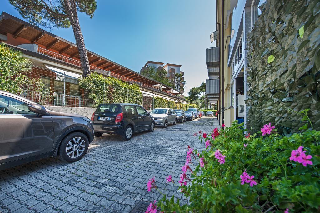 Hotel Minerva Lignano Sabbiadoro Bagian luar foto