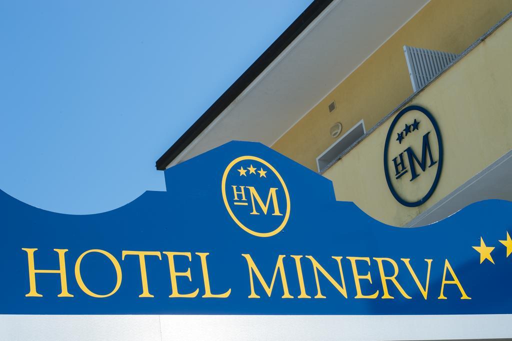 Hotel Minerva Lignano Sabbiadoro Bagian luar foto