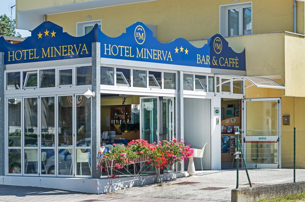 Hotel Minerva Lignano Sabbiadoro Bagian luar foto