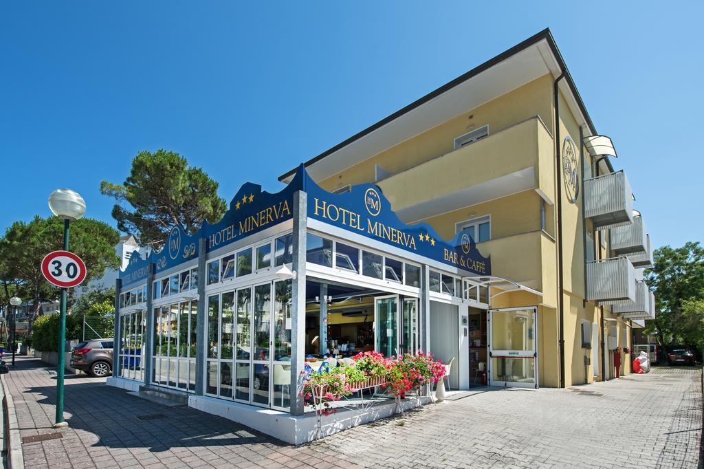 Hotel Minerva Lignano Sabbiadoro Bagian luar foto