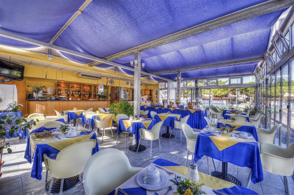 Hotel Minerva Lignano Sabbiadoro Bagian luar foto