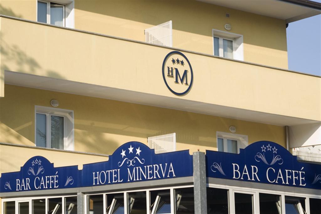Hotel Minerva Lignano Sabbiadoro Bagian luar foto