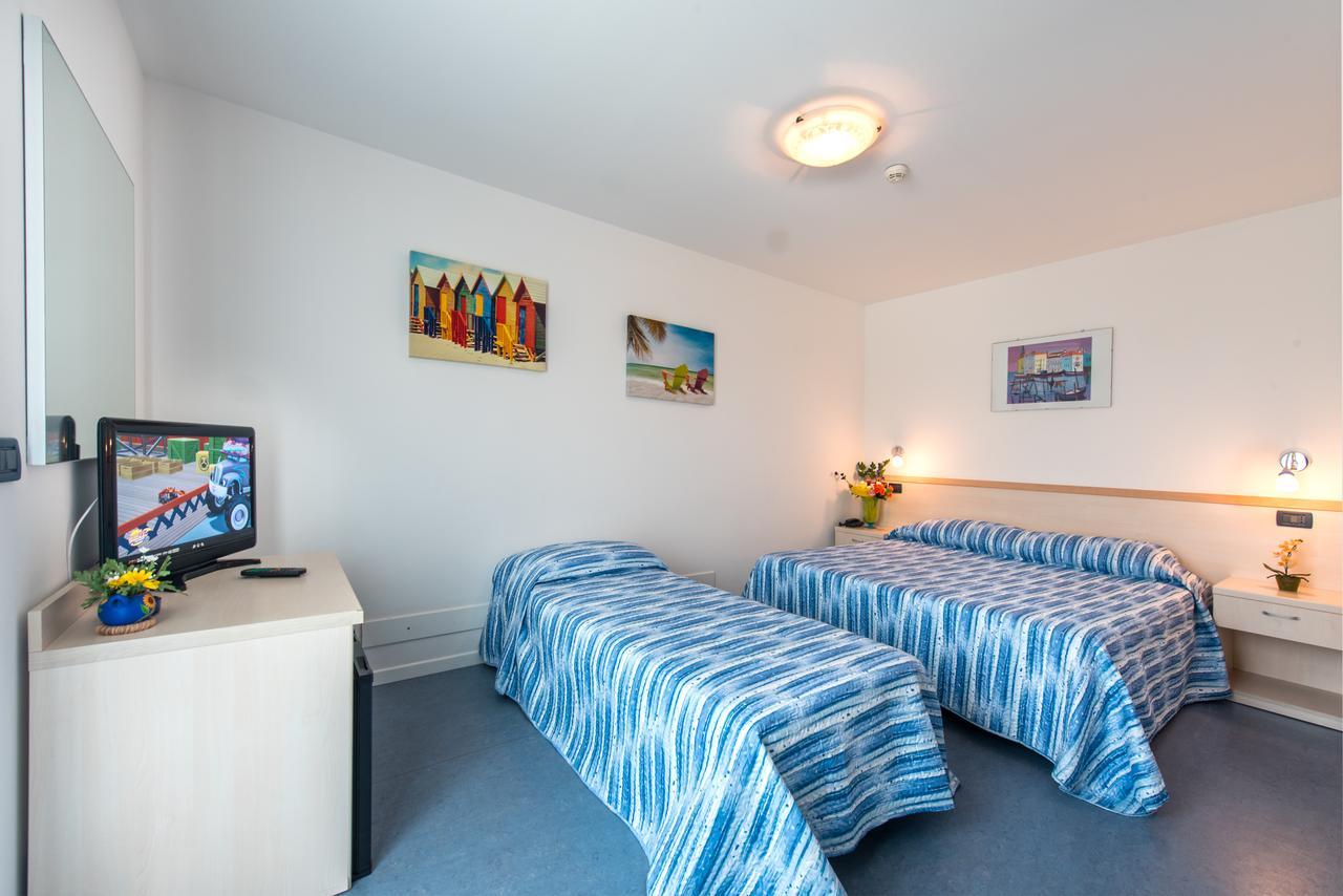 Hotel Minerva Lignano Sabbiadoro Bagian luar foto