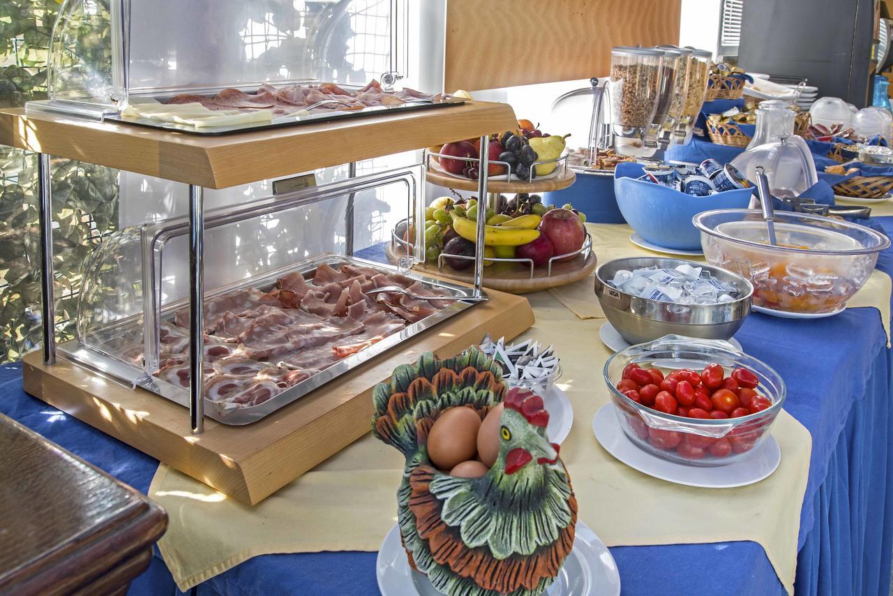 Hotel Minerva Lignano Sabbiadoro Bagian luar foto