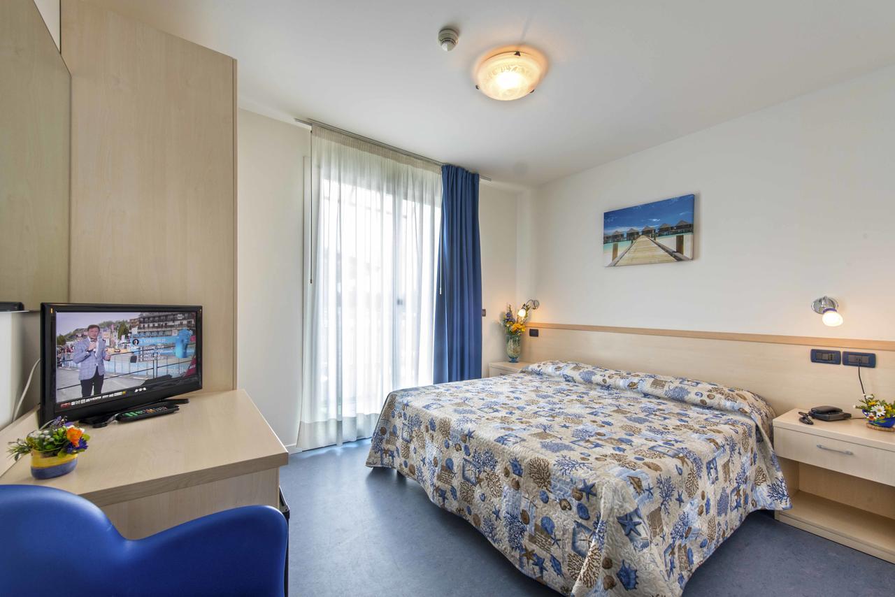 Hotel Minerva Lignano Sabbiadoro Bagian luar foto