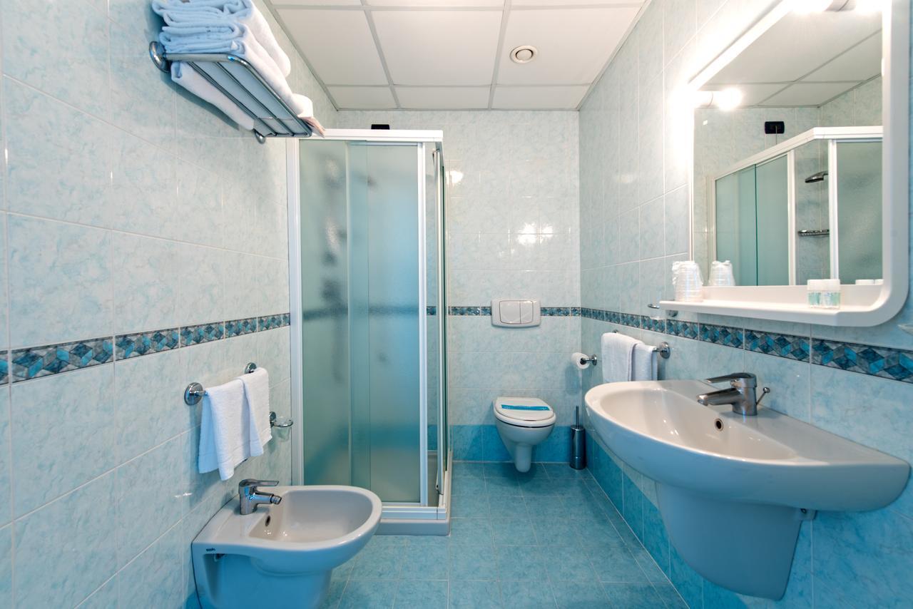 Hotel Minerva Lignano Sabbiadoro Bagian luar foto