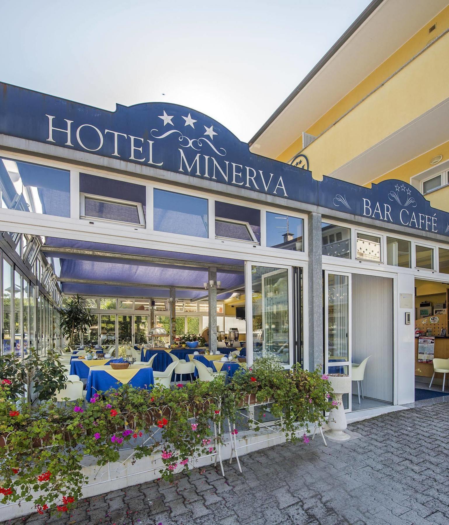 Hotel Minerva Lignano Sabbiadoro Bagian luar foto